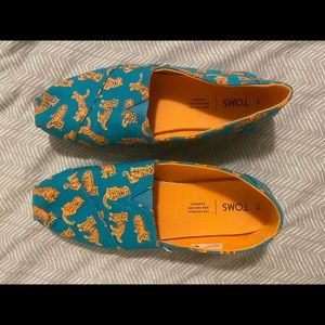 Toms women’s teal/tiger flats. Size 8m